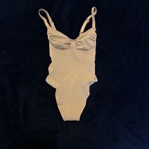 Skims Seamless Sculpt Bodysuit Thong Sand Shapewear Womens Size Small
